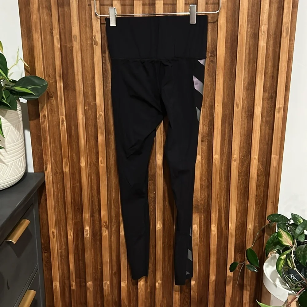 Noli Yoga Black Line Prismatic High Rise Legging in Black. Size XS - Picture 3 of 6